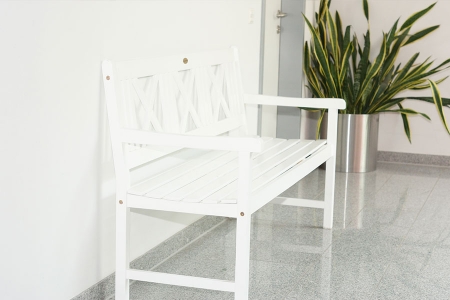 Sitzbank mit Aussicht ins Grüne